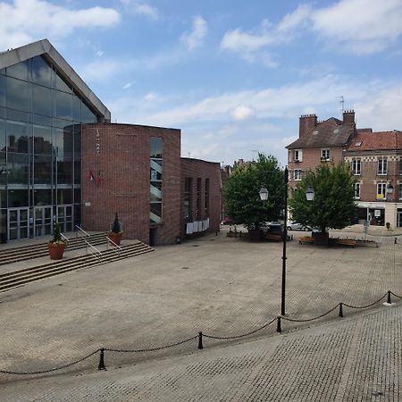 Dans Le Centre Historique Noyon Exterior foto