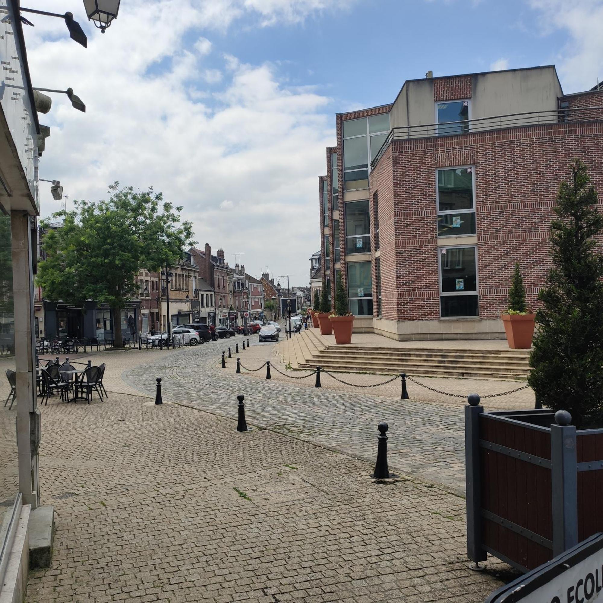 Dans Le Centre Historique Noyon Exterior foto
