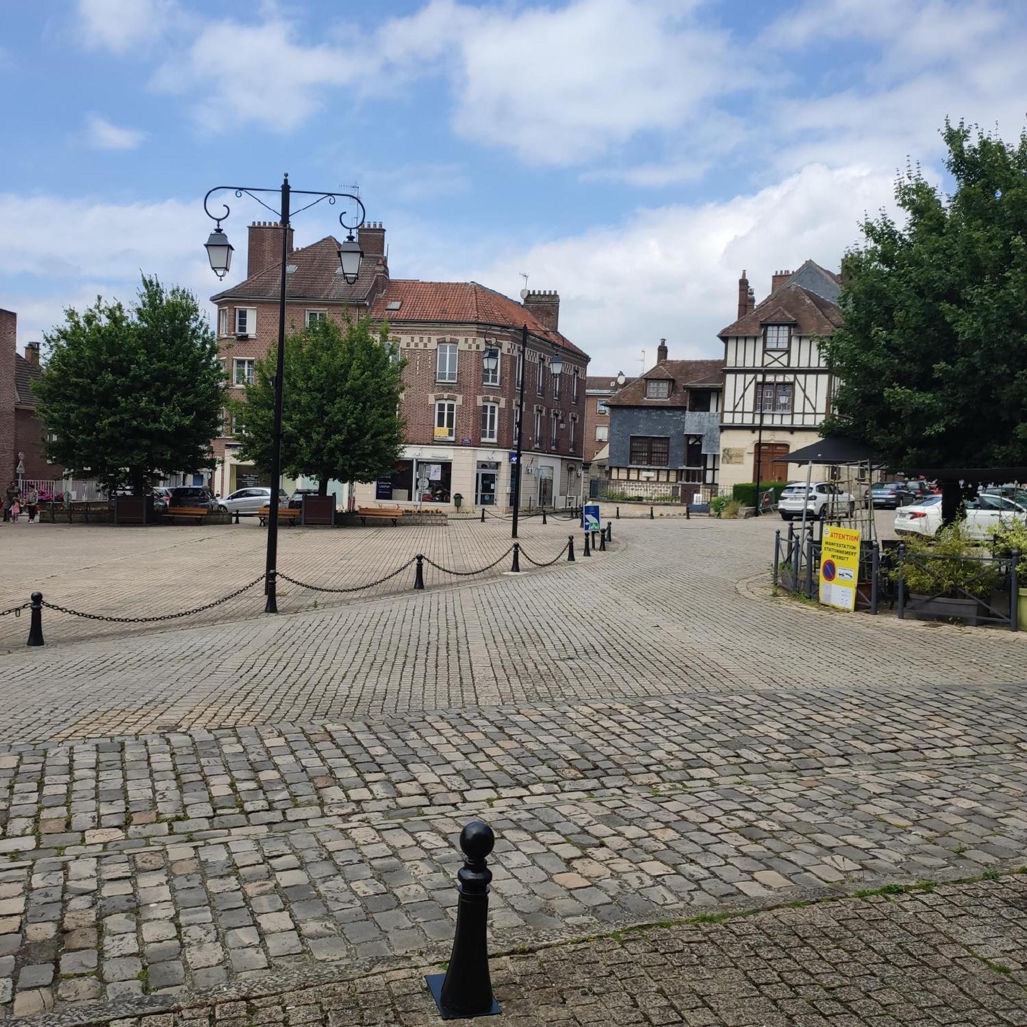 Dans Le Centre Historique Noyon Exterior foto